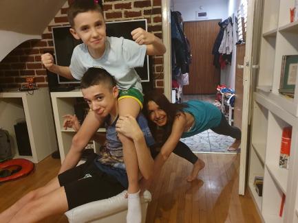 Copiii tăi exersează acasă? 7 exerciții simple pentru a le distra și a le obosi
